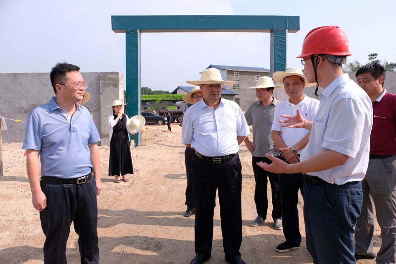 徐新楚(左三)在弼时110KV变电站新建工程项目现场了解项目建设进度,喻文(左一)、杨峰(右三)、舒文治(右四)参加。_副本.jpg 徐新楚(左三)在弼时110KV变电站新建工程项目现场了解项目建设进度,喻文(左一)、杨峰(右三)、舒文治(右四)参加。_副本.jpg