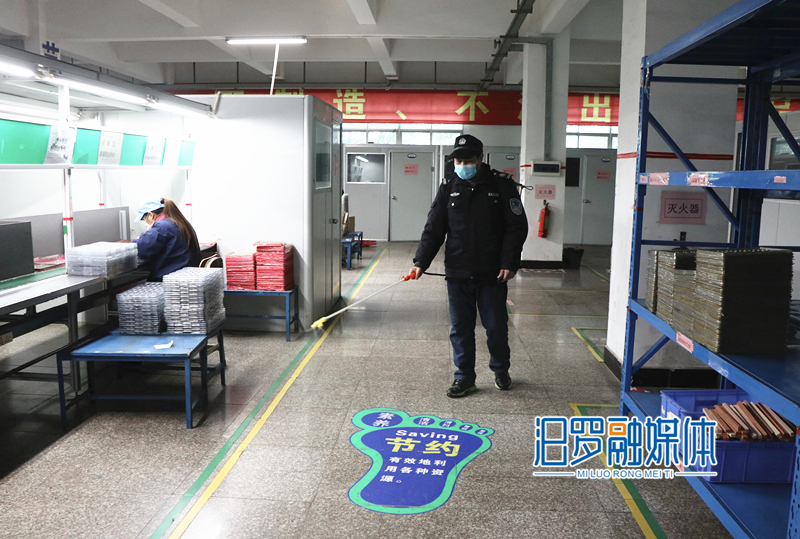 工作人员对生产车间进行消毒_副本.jpg