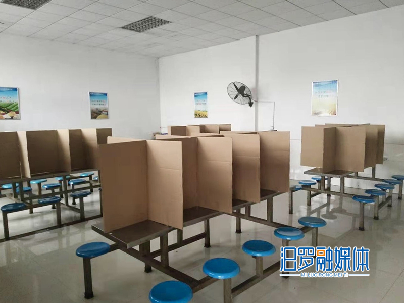 企业食堂内,员工餐桌用纸板进行物理隔离_副本.jpg