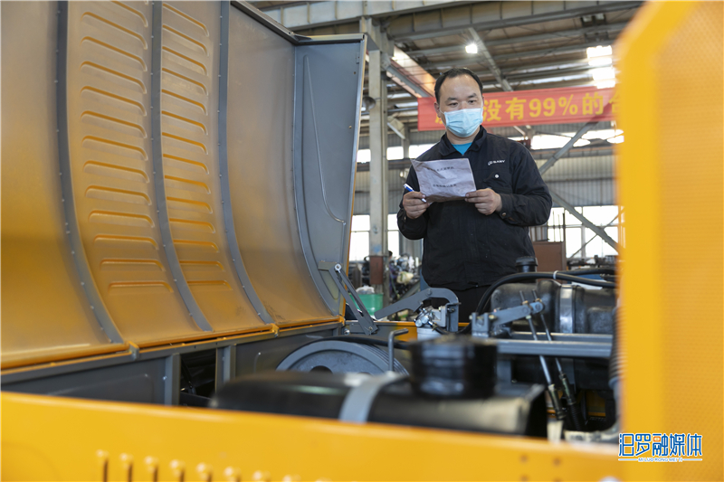 1 检测工人完成下线前最后的检测_副本.jpg