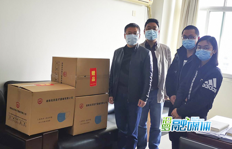 捐赠现场_副本.jpg 捐赠现场_副本.jpg