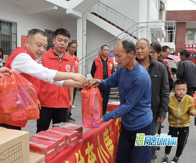 为贫困群众发放“暖心”礼包_副本.jpg 为贫困群众发放“暖心”礼包_副本.jpg