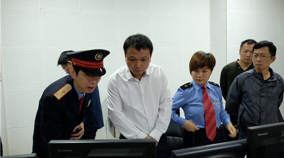 杨峰(左二)在汨罗东站了解情况