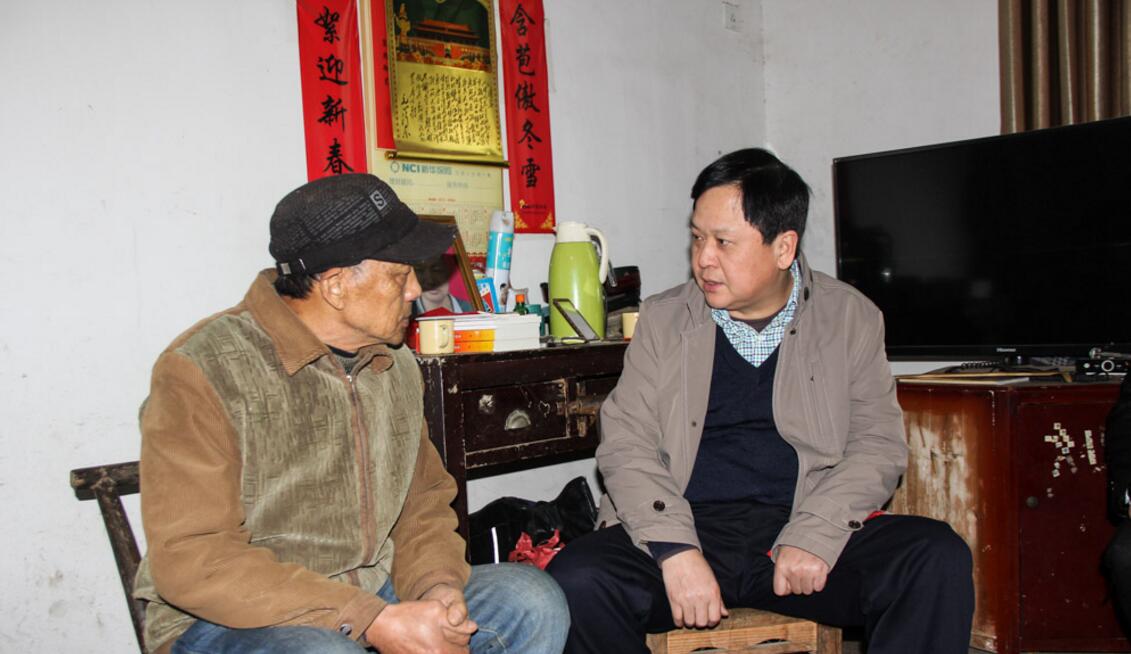 刘四清(右)看望困难群众刘金龙