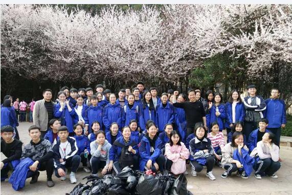 "学雷锋月"汨罗二中百名"小雷锋"友谊河路段清垃圾