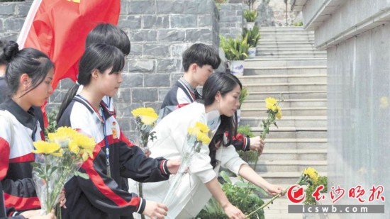 ��������һ���ʻ�ο������֮�顣���գ������в���ѧ����Ⱥ������������ʿ��԰Ϊ��ʿɨĹ���������ʿ�ǵľ����͸ж�֮�顣������ɳ����ȫý����� ���ı� ��