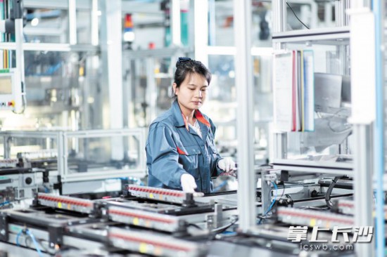 ���������񹤳�һ��ȥ��Ͷ���󣬵���ʵ�ֲ�ֵ40��Ԫ�� ��ɳ����ͨѶԱ ֣��  ȫý�����  ���� ��Ӱ����