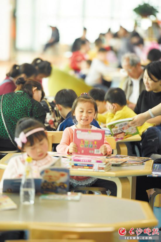 　　“五一”假期，不少市民逛图书馆、看展览、参观博物馆……度过一段充实的时光。　　长沙晚报全媒体记者 黄启晴 摄
