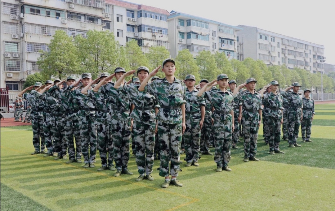 入学军训汨罗市二中915名高一新生烈日下百炼成钢