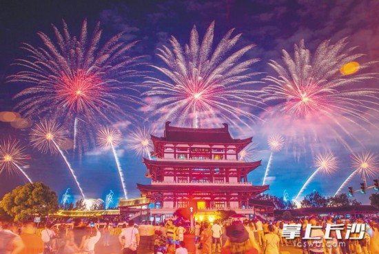 �����潭֮�ϣ�Ѥ�õ��������ǳǵ�ҹ�գ������Ƿ׷�ǰ�����ͣ������Ҹ���