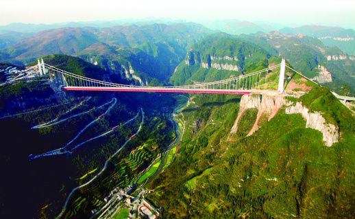 矮寨盘山公路与矮寨大桥相映成趣.(资料图片) (记者 刘尚文 摄)