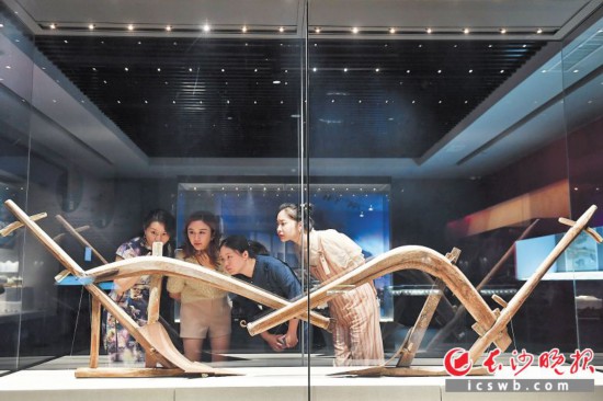 　　陈设在展厅中央的曲辕犁是极具代表性的农耕用具之一。 长沙晚报全媒体记者 王志伟 摄