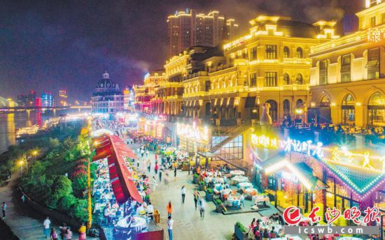 　　夜晚的渔人码头热闹非凡，游客们坐在这里一边欣赏着美景一边品尝美食。均为长沙晚报全媒体记者 邹麟 摄