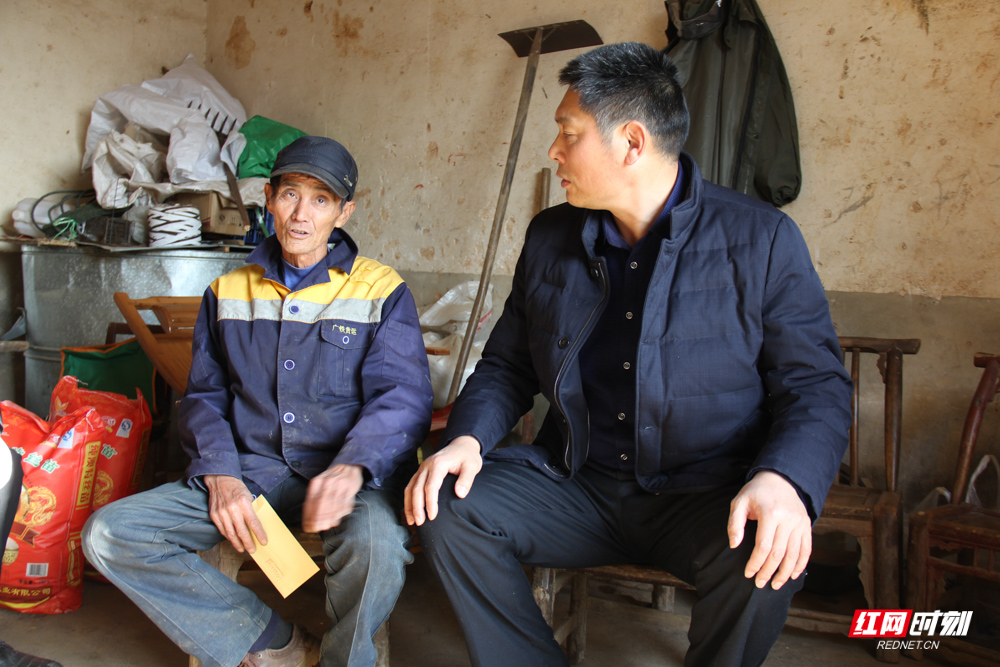 倪运清看望慰问贫困户