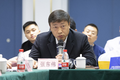 上海市信访局网上信访处副处长张东伟介绍工作经验.吴明江摄