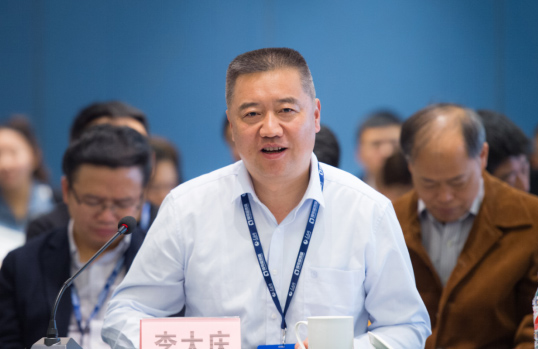 内蒙古自治区研究室机关事务中心主任李大庆介绍工作经验.严立政摄