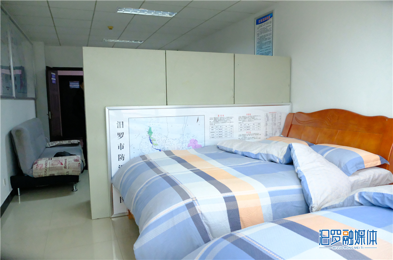 摆放在值班室里的床铺_副本.jpg