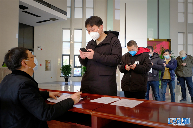 各企业人员在园区管委会排队采购防疫物资.jpg