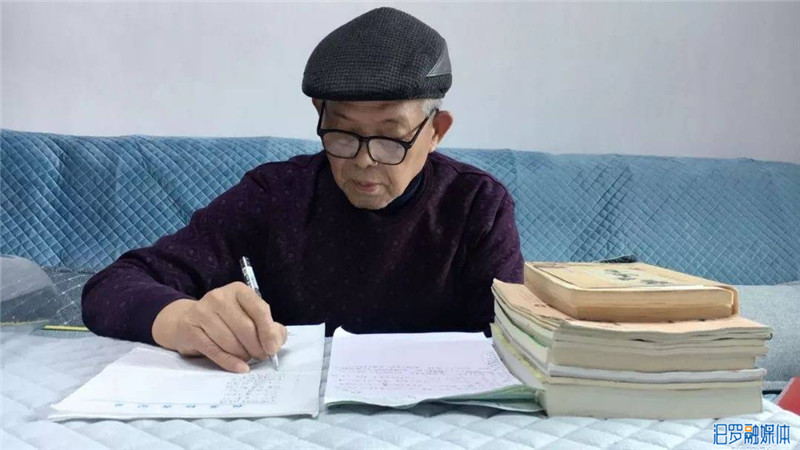 彭金秋正在写作.jpg