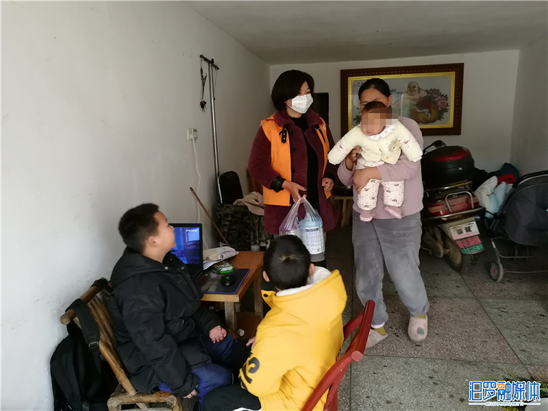 社工为吴女士送去物资.jpg