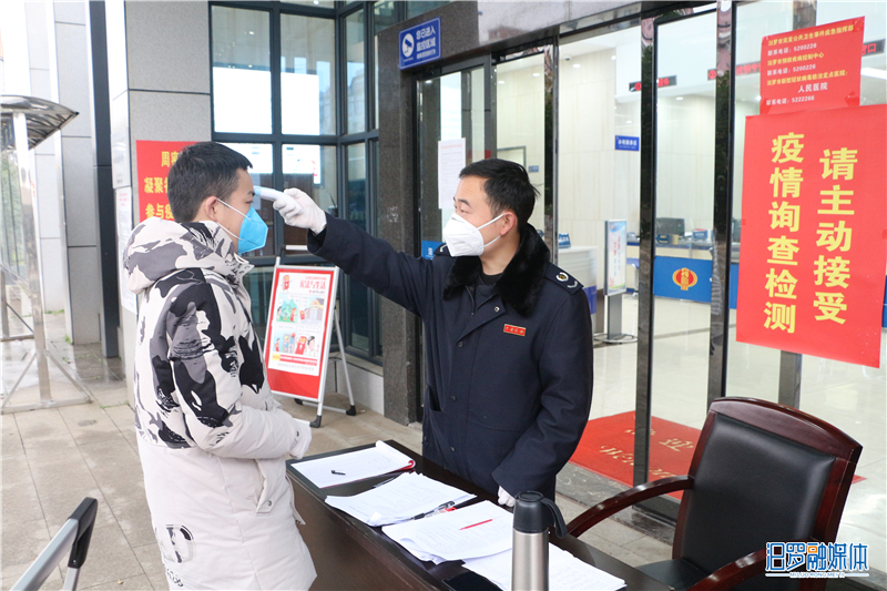 汨罗市税务大厅设立安全导税员，引导纳税人或缴费人进行登记、消毒、测量体温。.jpg