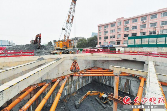 ����2��10�����磬����6����������վʩ���ֳ���10�������˲����ڻ���ץ�����豸��ҵ��������ɳ����ȫý����� ��־ΰ ��