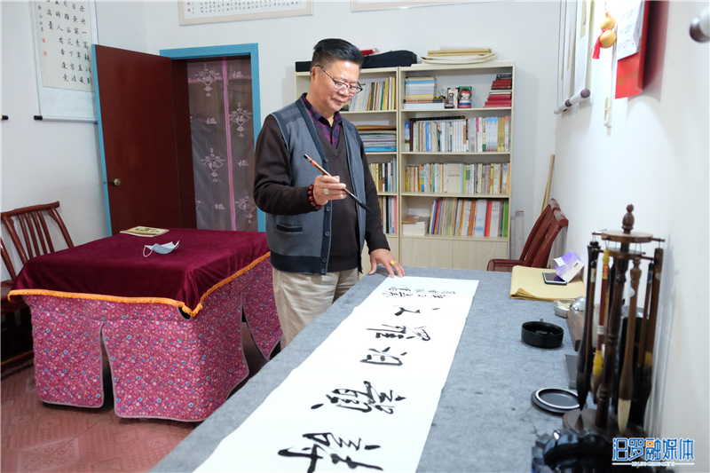 周爱球书写下“诗韵汨罗江”_副本.jpg