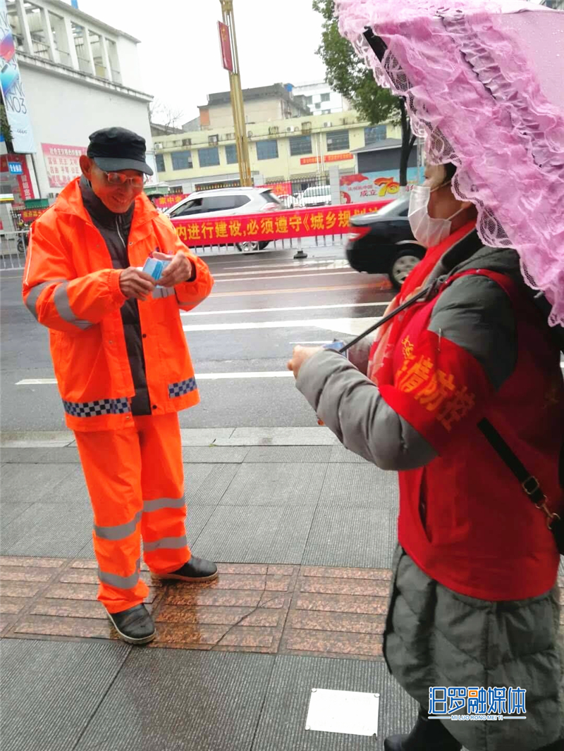 爱心帮帮志愿者发放口罩.jpg