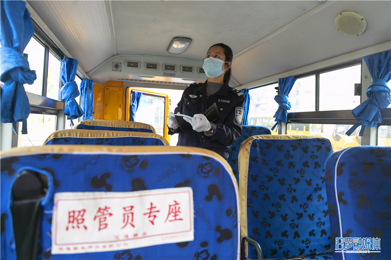 4 校车内部检查_副本.jpg