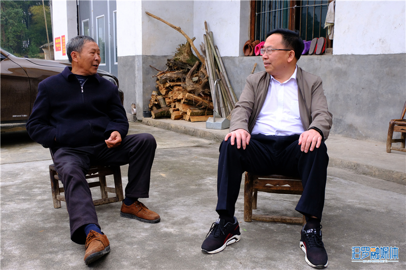 周育林（右一）走访慰问贫困户黄泳良_副本.jpg