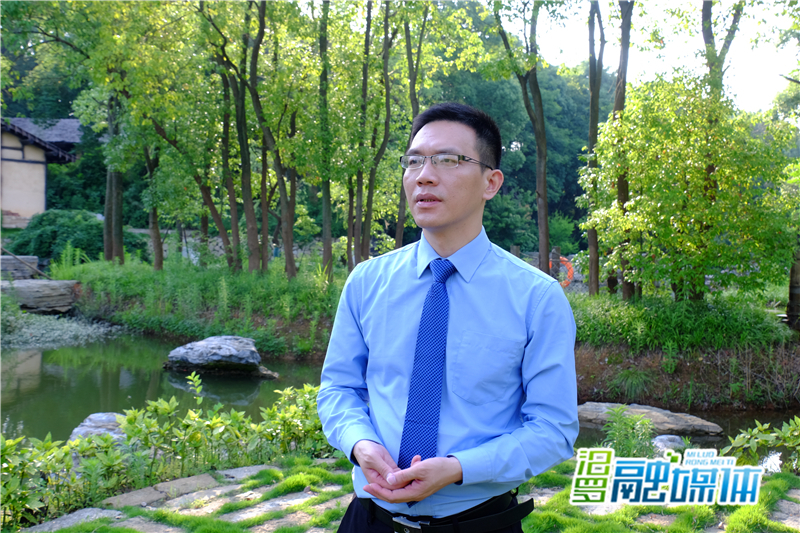 邵炼在屈子文化园接受采访_副本.jpg