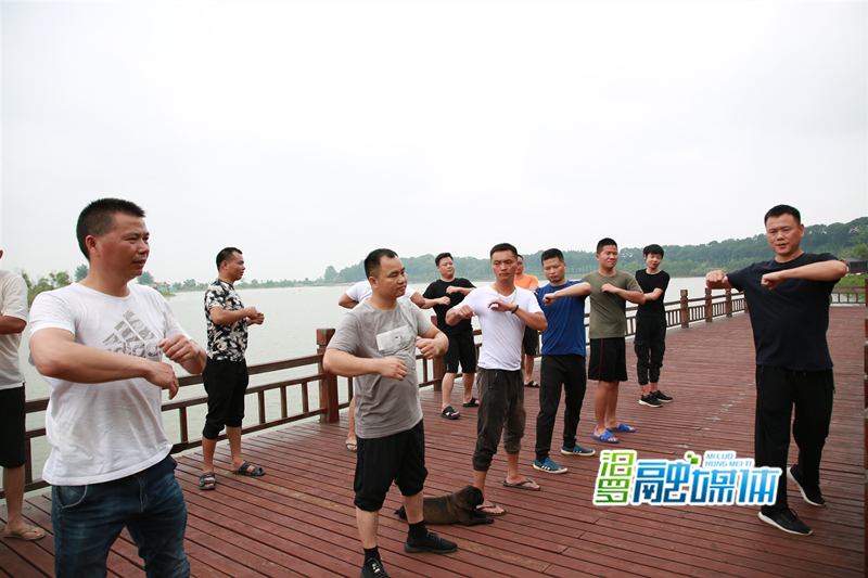 队员们进行拉伸训练_副本.jpg