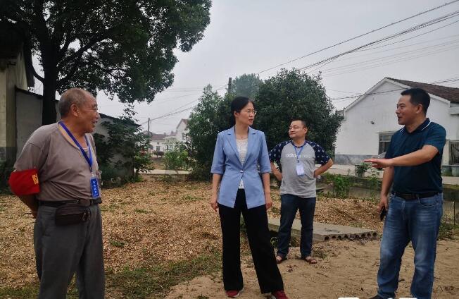 岳阳市副市长邱虹到磊石垸督导防汛工作