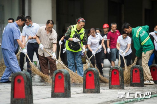 “清洁长沙”行动中，城管系统、街道社区工作人员和志愿者们齐上阵，对坡子街改造路面进行深度清洁。长沙晚报全媒体记者 黄启晴摄