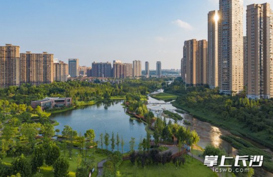 圭塘河畔环境优美舒适宜居，成为周边市民散步游玩的好去处。长沙晚报全媒体记者 邹麟 摄