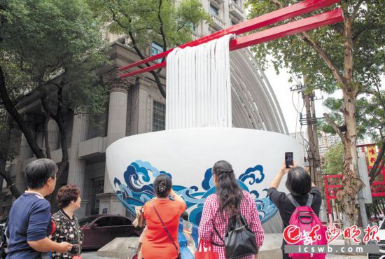 　　不少游客提前来打卡拍照。     均为长沙晚报全媒体记者 邹麟 摄