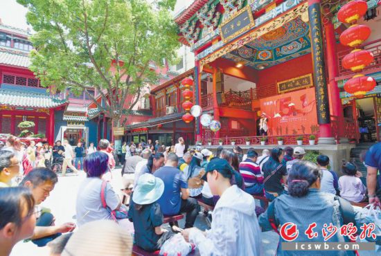 　　古戏台上，《长沙弹词》《长沙快板》等精彩绝伦的表演轮番上场。　　长沙晚报全媒体记者  陈飞  摄