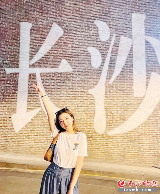 　　来长沙旅游的小周表示，这个标志性的墙面是外地来长游客必“打卡”的点。  受访者供图