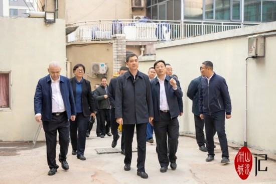 周海兵一行来到城南花苑小区，现场查看信访事项。郭雨滴 摄
